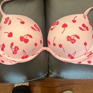 PINK Victoria’s Secret Wear everywhere super push-up bra!!!